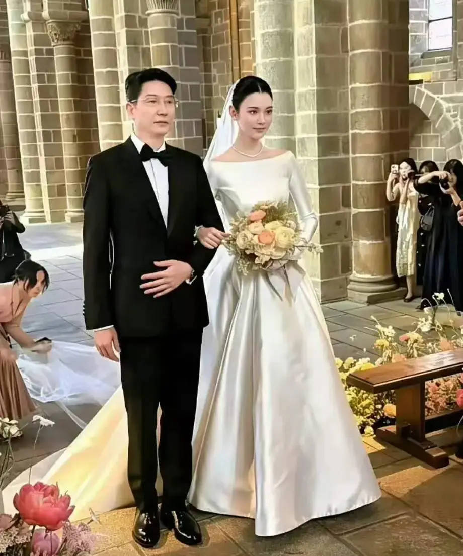 别再说奚梦瑶高攀、迪丽热巴逆袭!两位女星的爸爸才是隐藏大佬:底气全是原生家庭给的