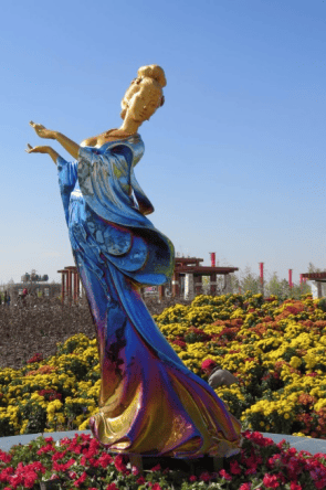 玛纳斯红酒公园《迎宾侍女》雕塑.png