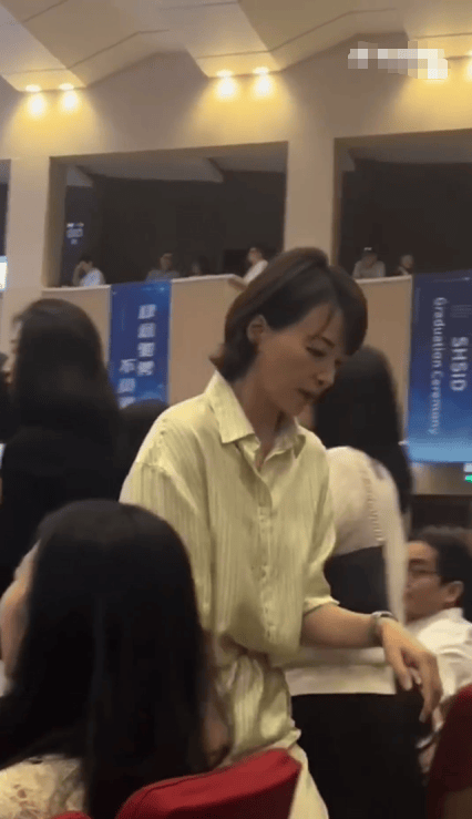 董卿现身儿子小学毕业典礼 素颜状态清瘦优雅