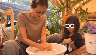 郑恺俩女儿近照曝光 苗苗带姐妹俩做陶艺生活惬意