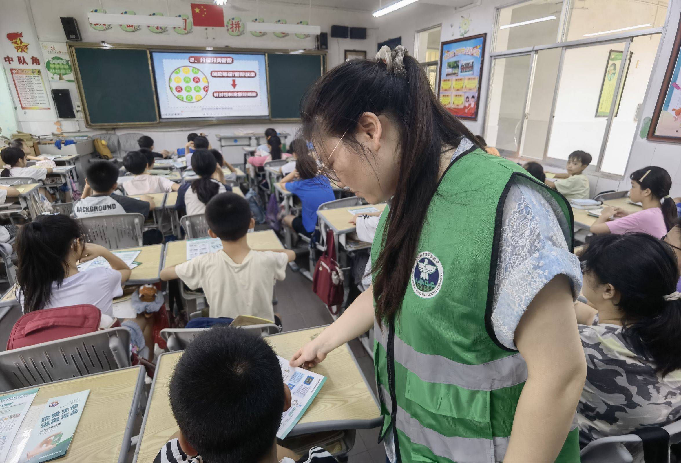 禁毒志愿者发放宣传手册3.jpeg
