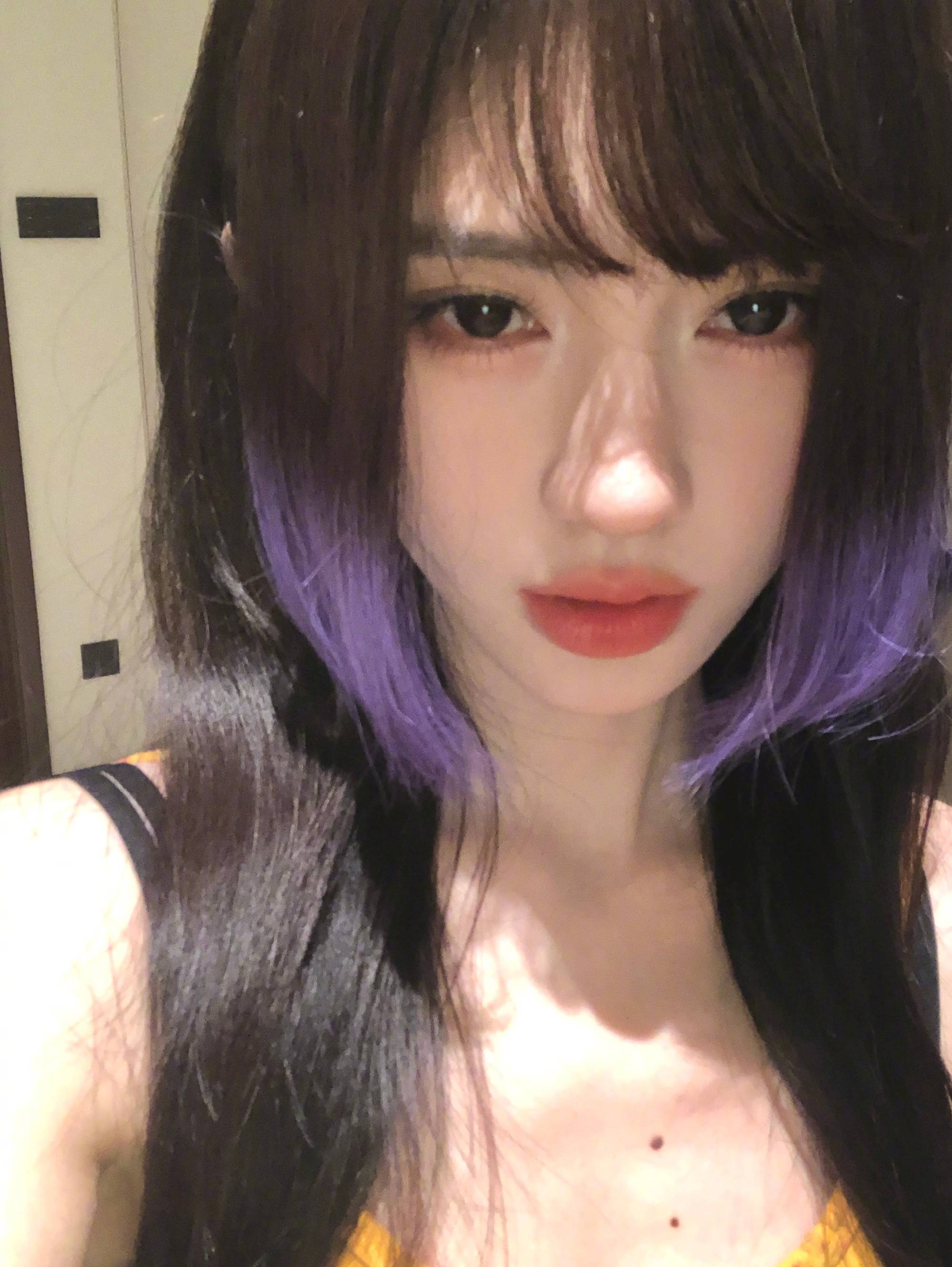 鞠婧祎晒自拍美照 紫色发尾公主切造型时髦靓丽