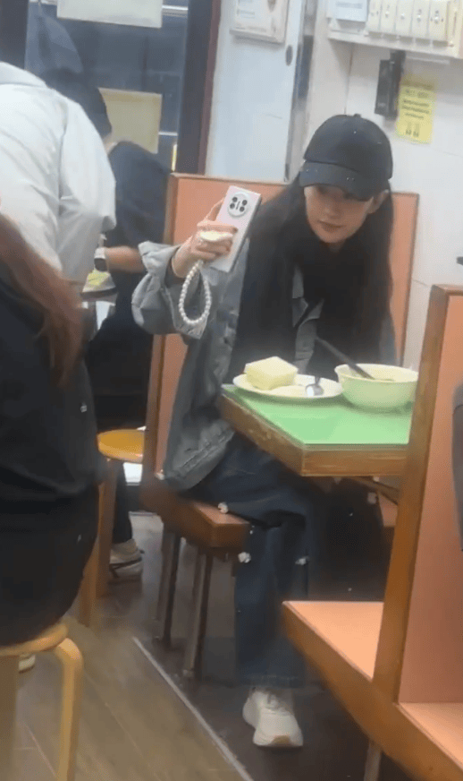 刘亦菲现身香港茶餐厅被偶遇 用餐前开心自拍低调又可爱