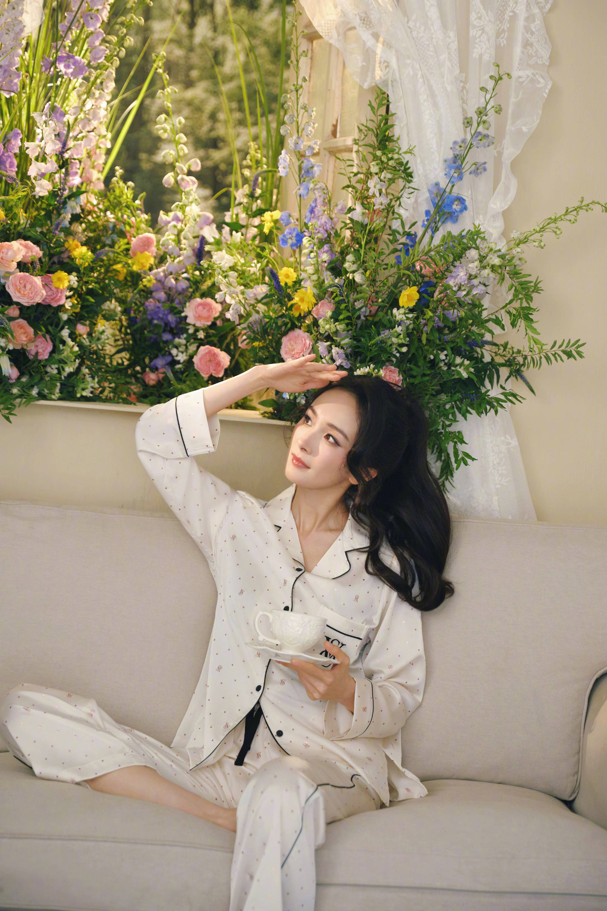 杨幂拍居家风写真悠闲惬意 穿白色睡衣舒适感拉满