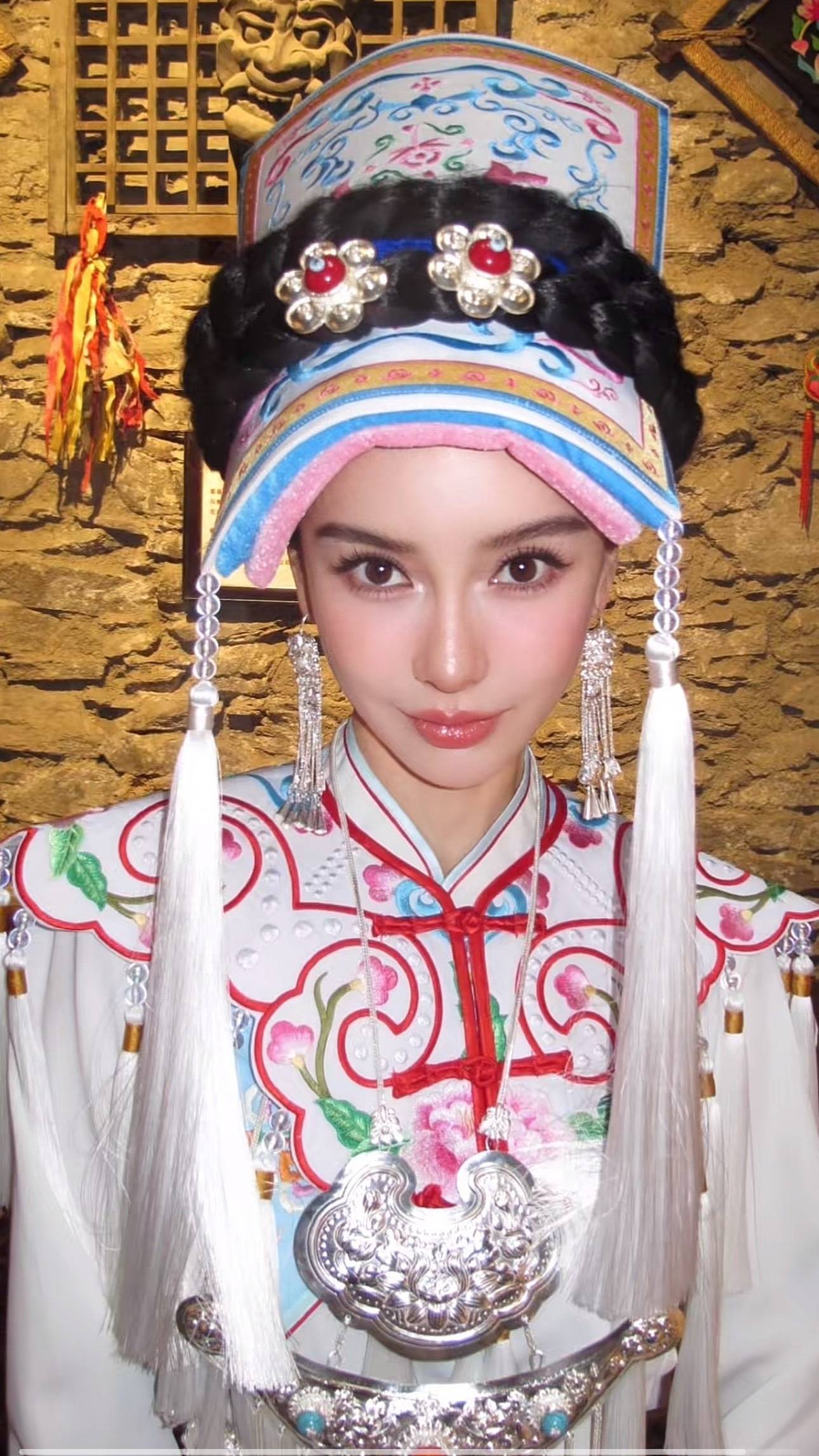 杨颖穿羌族服饰拍ccd大片好美！衣着华丽极具民族特色