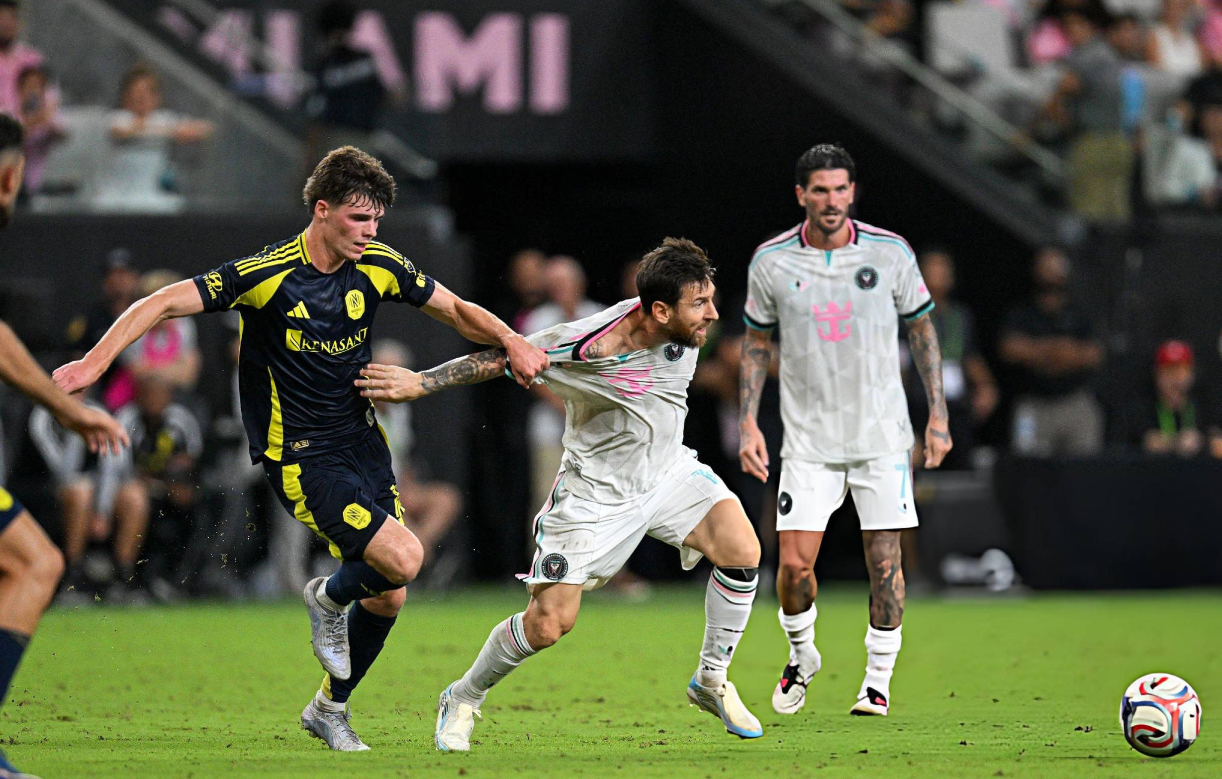 除了冠军等，梅西在禁区外远射和非点球也远超C罗！