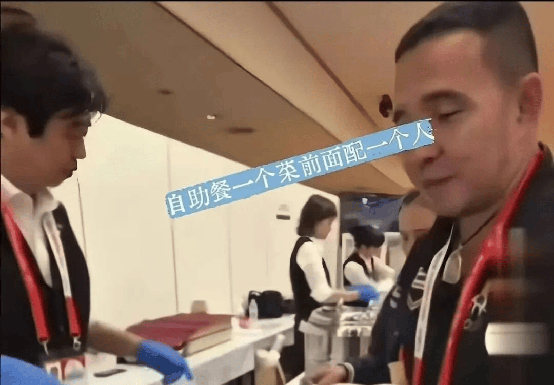 格局拉满！多国吐槽亚运住宿脏乱挤，莎头少年心态封神稳冲金牌