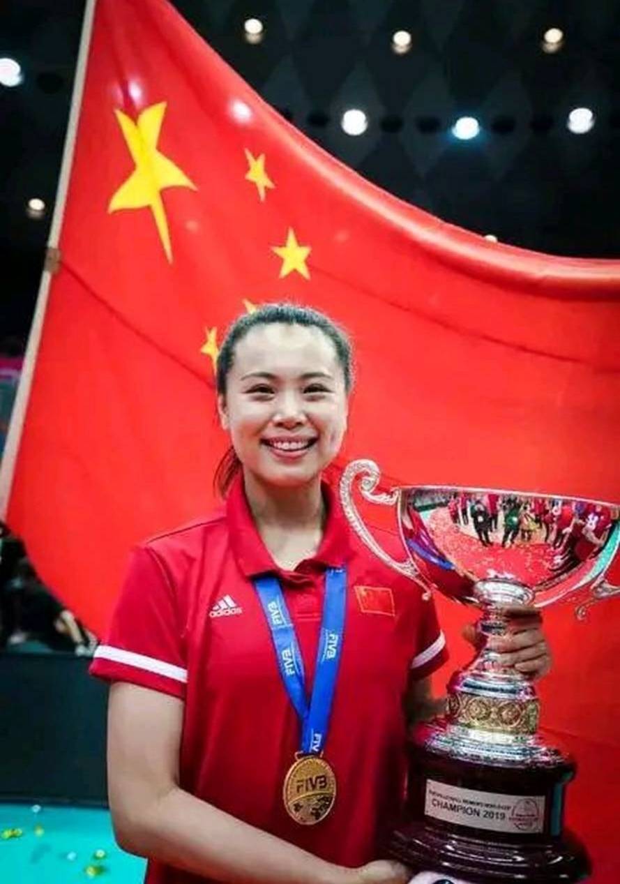 女排队长曾春蕾：退役后美到认不出，嫁小4岁高富帅生俩儿子