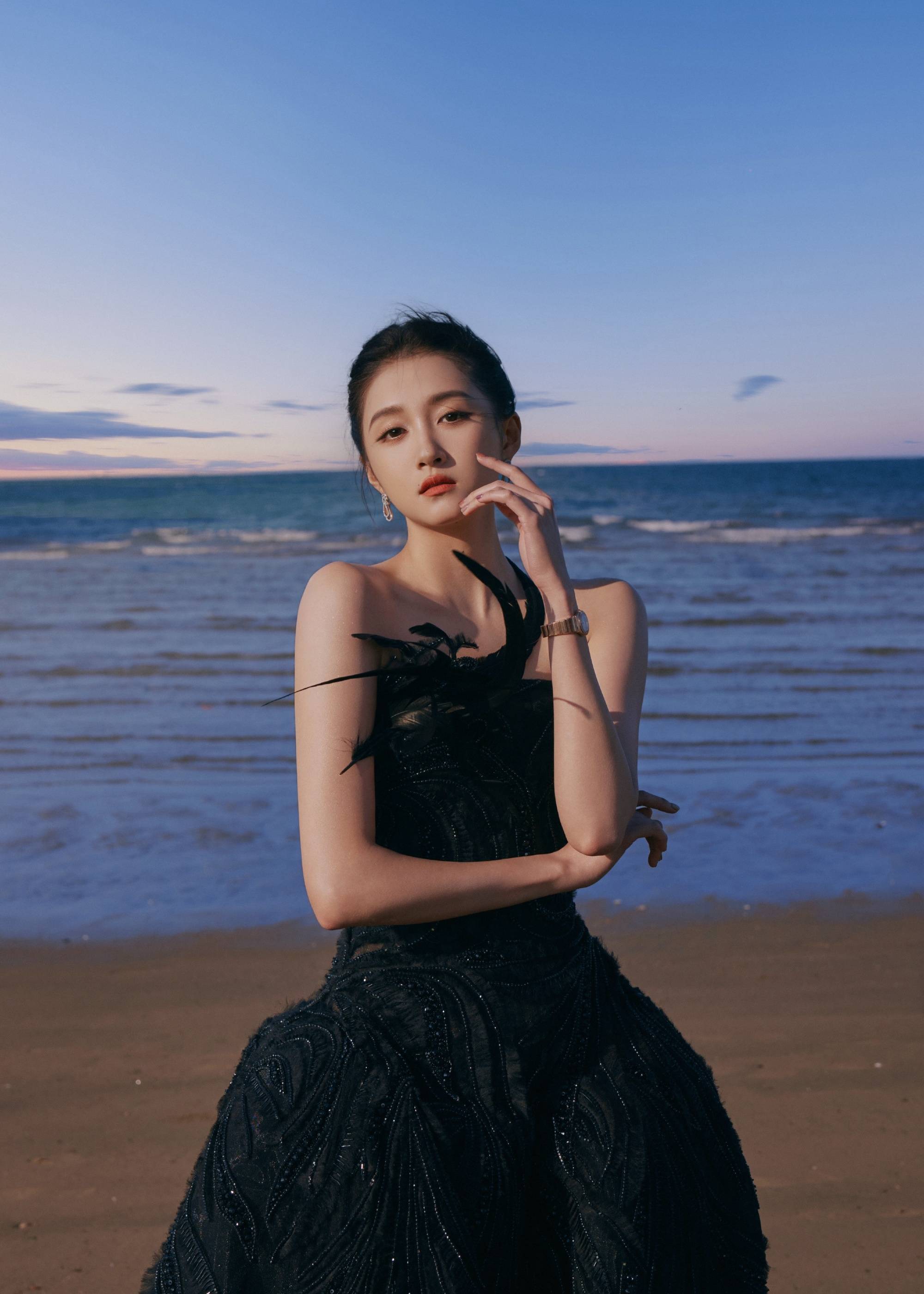 关晓彤黑色礼裙出席颁奖礼，目光沉静清冷高贵 娱图社 · 1小时前 · 1.9万阅读 6图