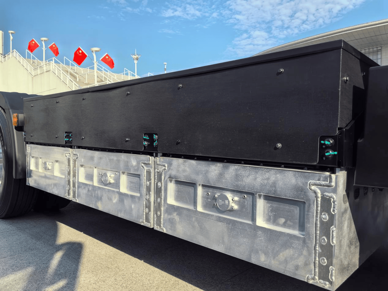 全新绿智平台加持 解读东风天龙KH L2+智驾纯电牵引车
