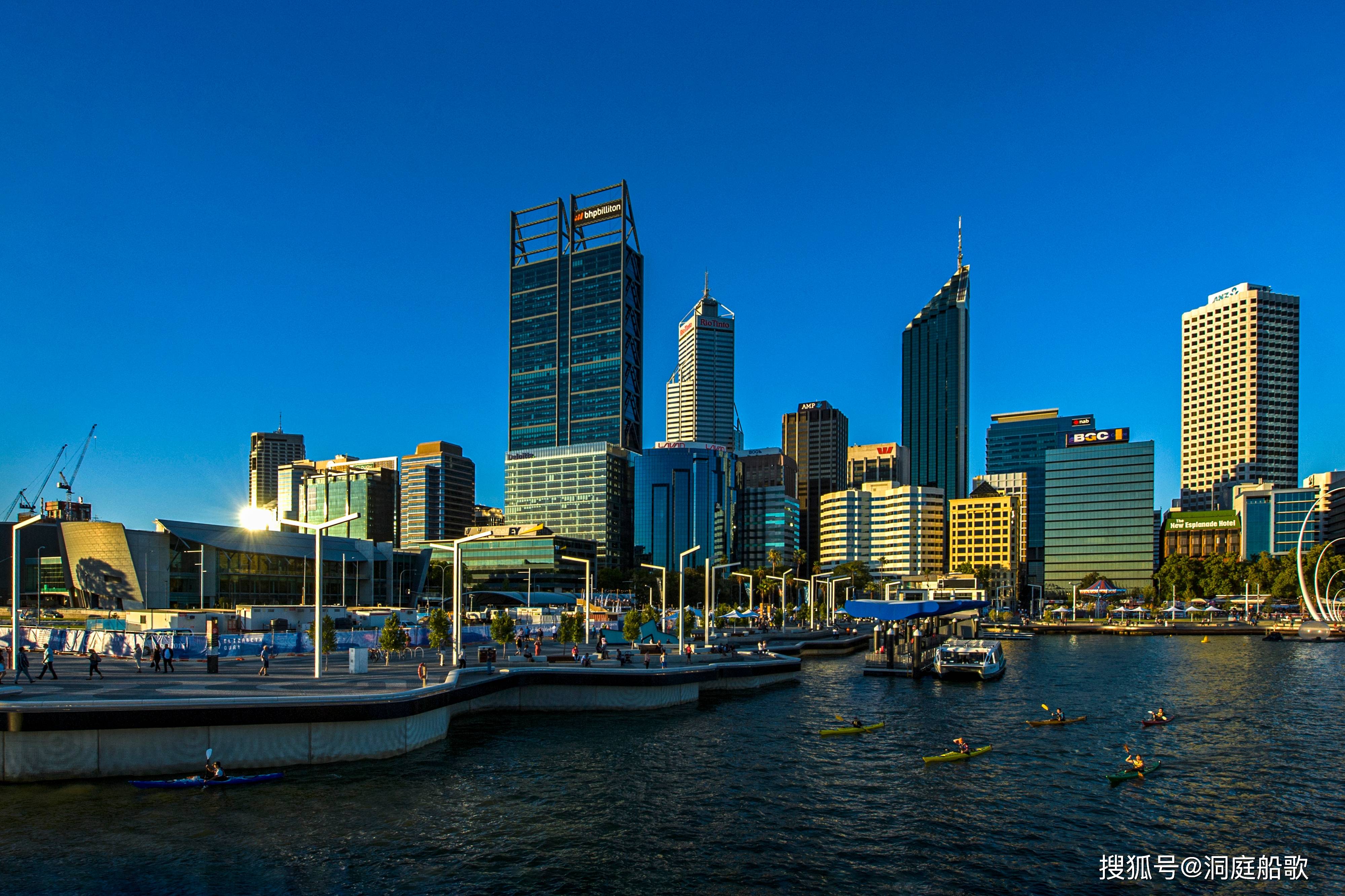 从天鹅河的梅尔维尔湾转向上游的珀斯湾,整个珀斯城市中央商务区的