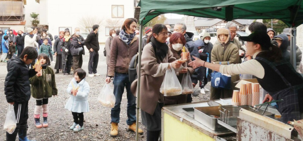 日本震区居民在废墟前哭诉:救援物资迟迟未到 孩子3天没吃饭