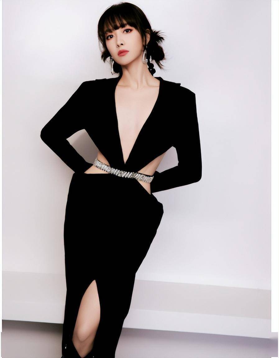 小秀性感身材,又美又辣,我们知道作为一个艺人呢,宋茜呢,今年刚好34岁