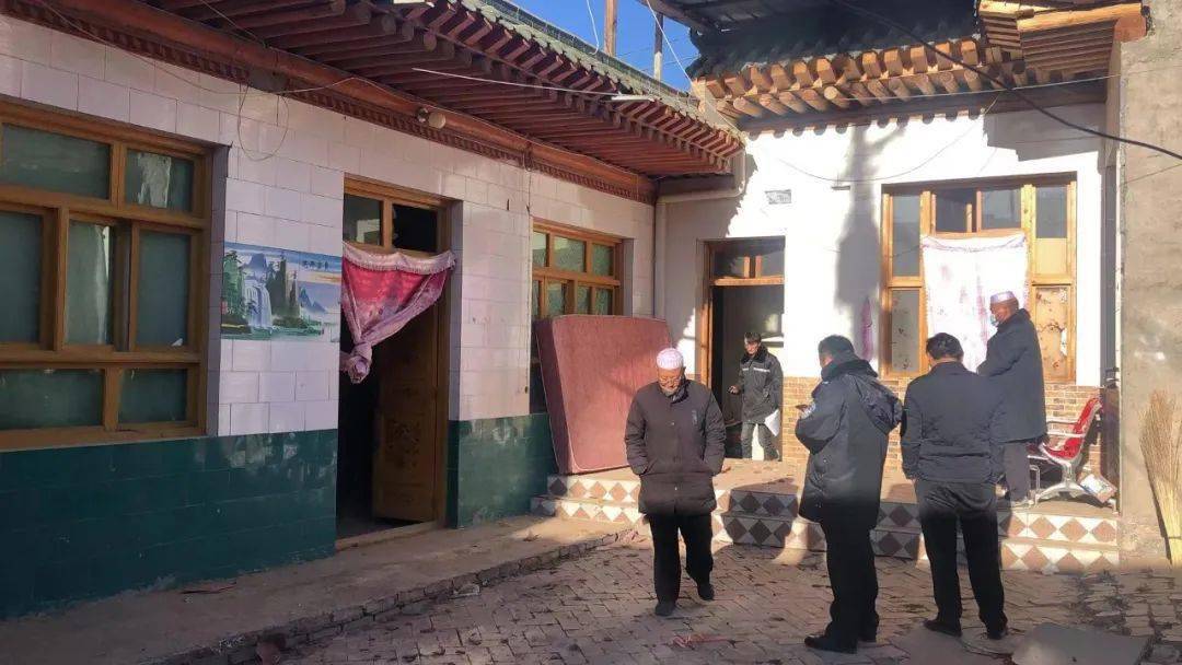 【党旗在抗震救灾一线高高飘扬】循化县白庄镇民主村68户受灾群众安心