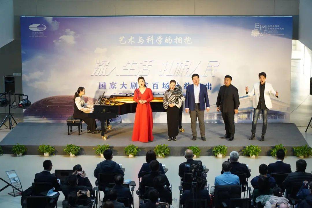 演出對西方經典歌曲的演繹同樣精彩,改編自肖邦練習曲的《憂傷》旋律