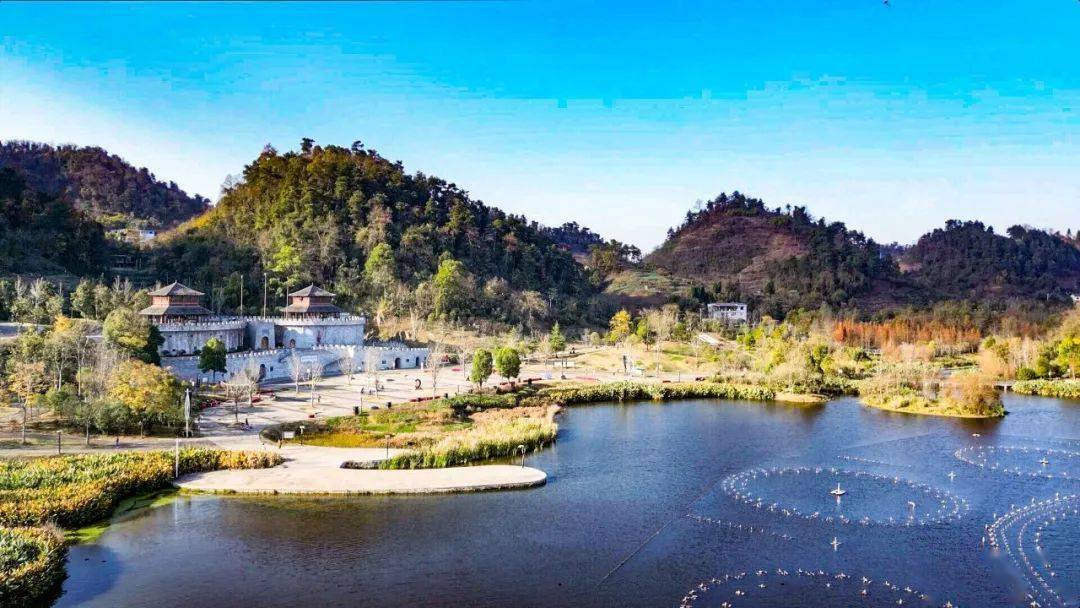 菌群处理和植物净化,达到地表水Ⅲ类标准后,再排入播雅湿地公园