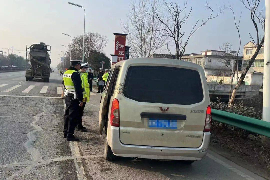 成立鐵騎流動巡查組,查處麵包車逾期未年檢,未按規定載貨,超員等違法