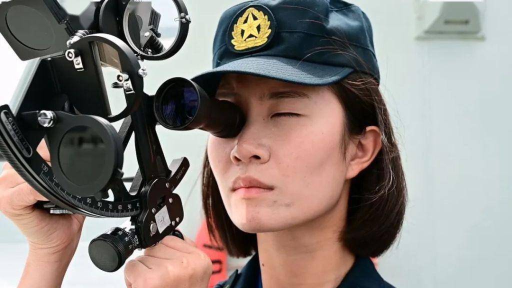 南昌舰上的这位女舵手,是位山东姑娘_徐文茜_海军_军士