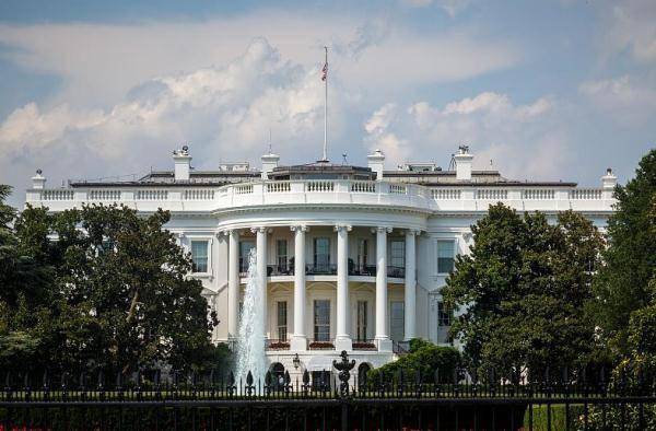 住院期间,国防部副部长凯瑟琳·希克斯随时准备