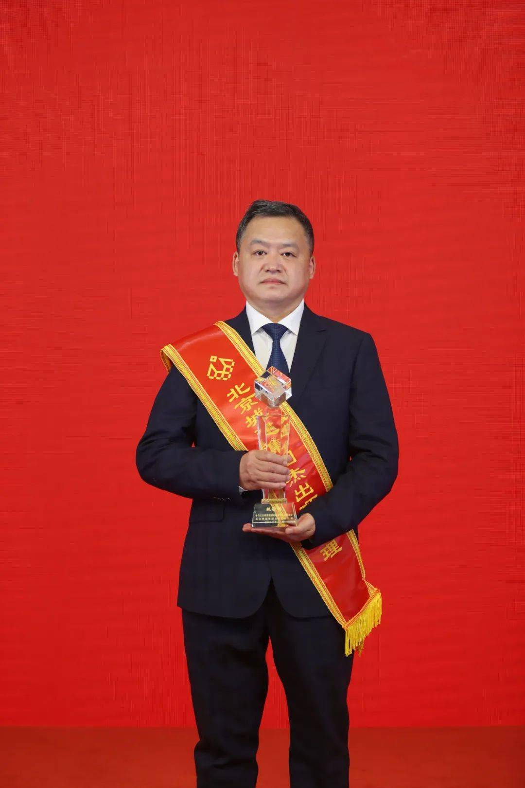 张鹏飞李红军,中共党员,中国人民大学经济学硕士,高级工程师,一级建造