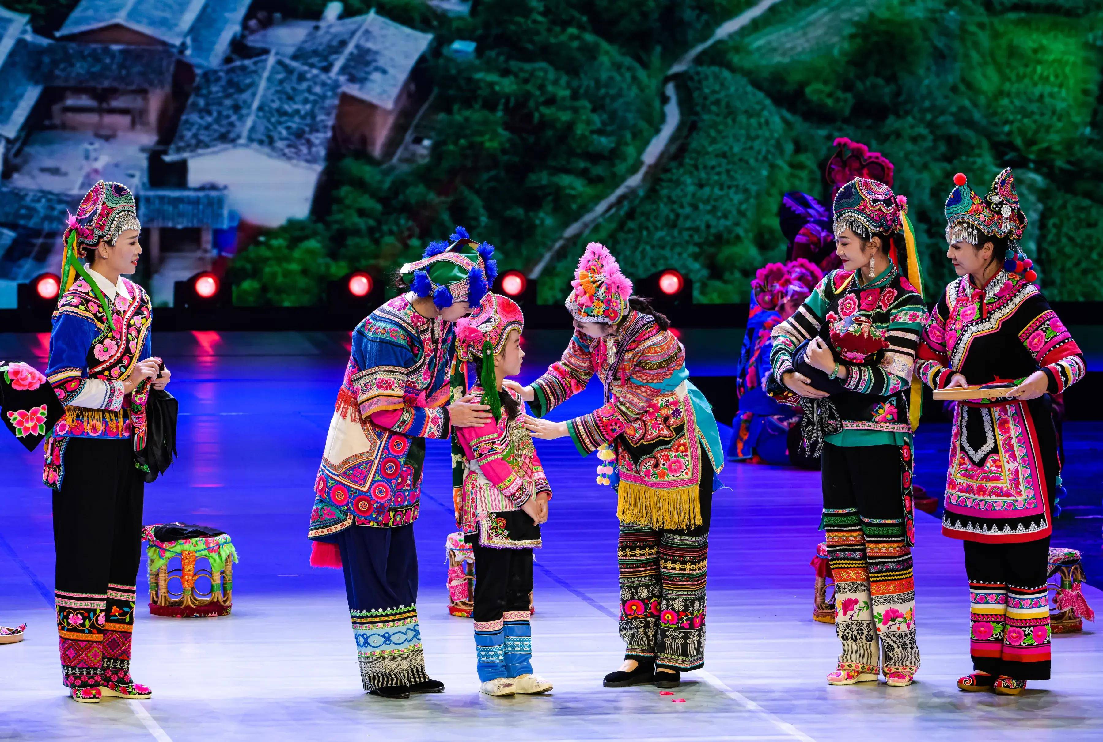 滇中楚雄,以"民族时装周"为媒唱响高质量发展主旋律_产业化_服饰_国家