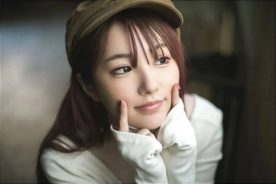 由于和事务所之间的一些摩擦,天海翼时常受到打压,曾两度宣布引退.