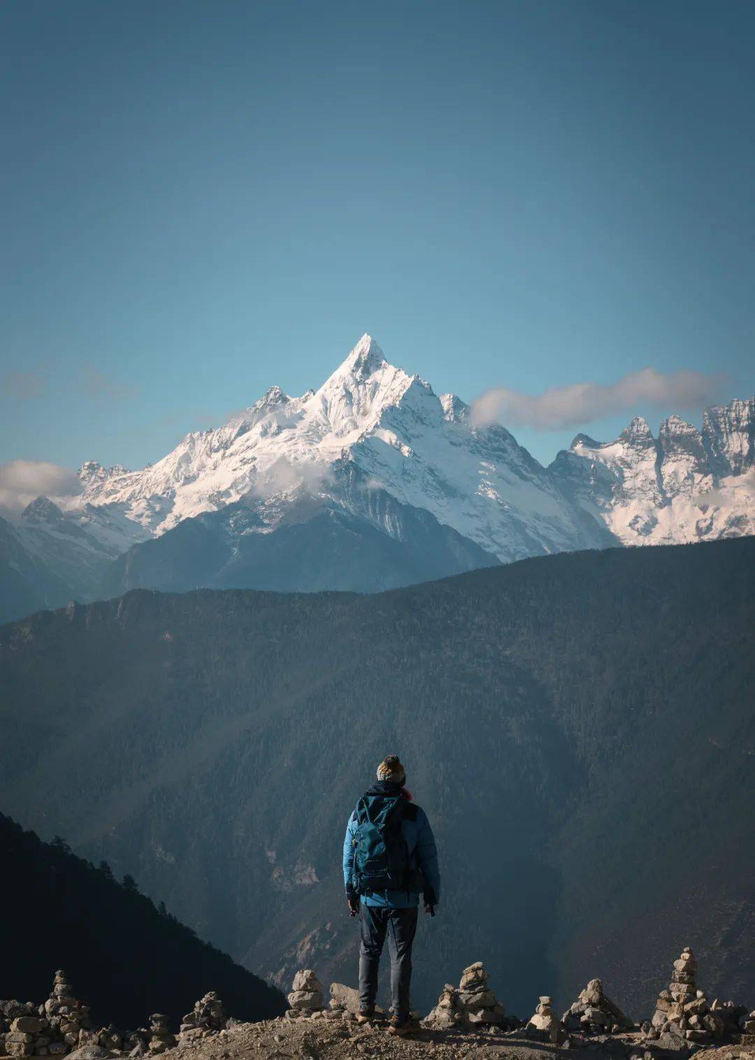 男人登雪山图片图片