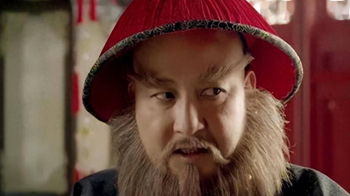 的夜晚,灯火通明的皇宫内,康熙帝独自坐在龙椅上,脸上的表情复杂难辨