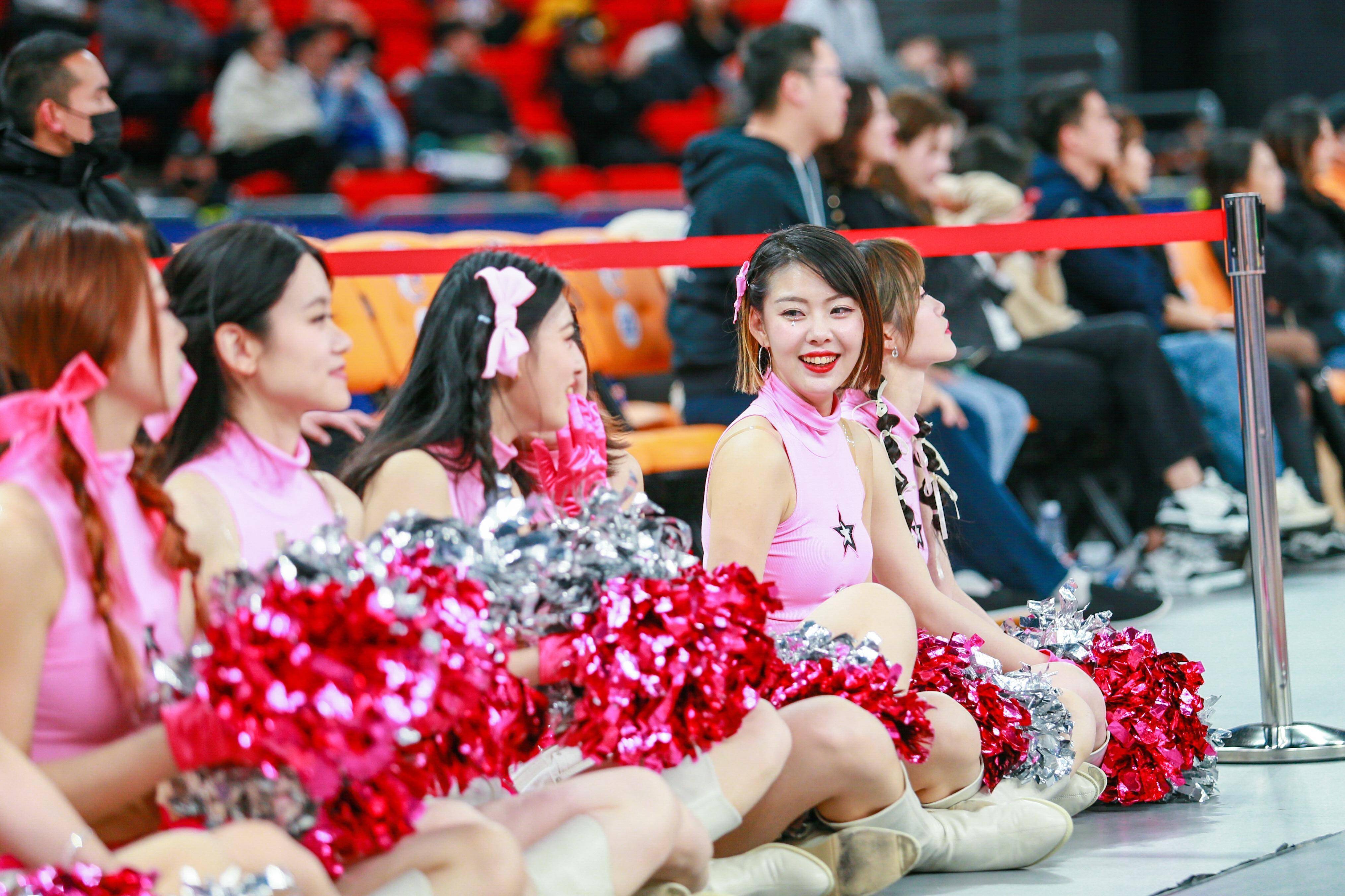 小吧又来现场看上海男篮啦啦队i dance啦 还偶遇了美女主播_主队_vs