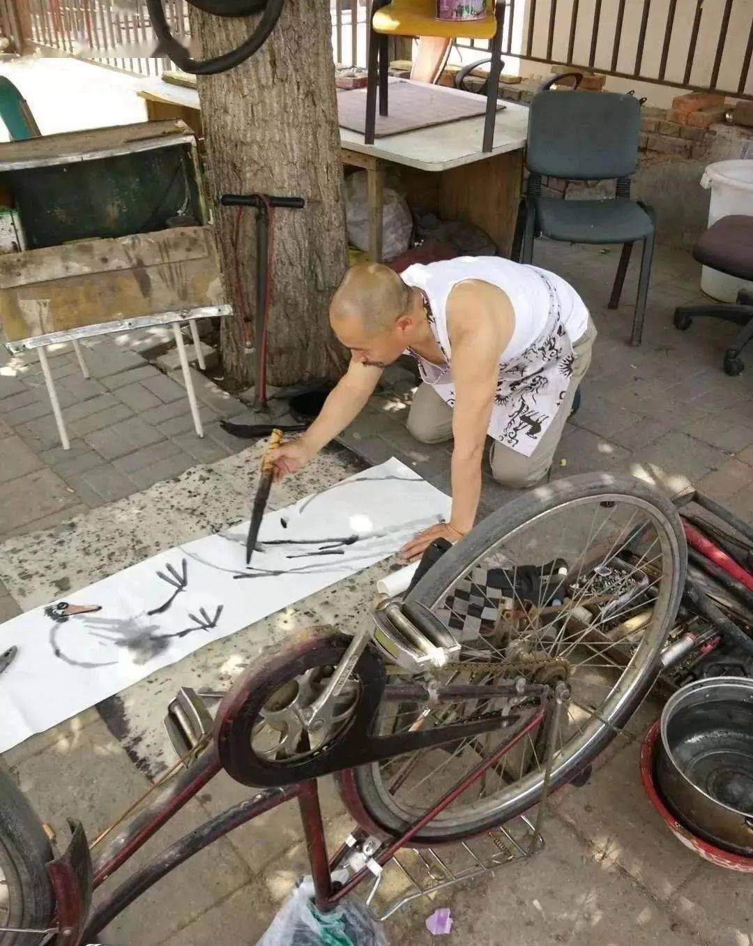 中国书协会员街头修车,字画卖1元2幅,称超越齐白石_石溪_老头_艺术