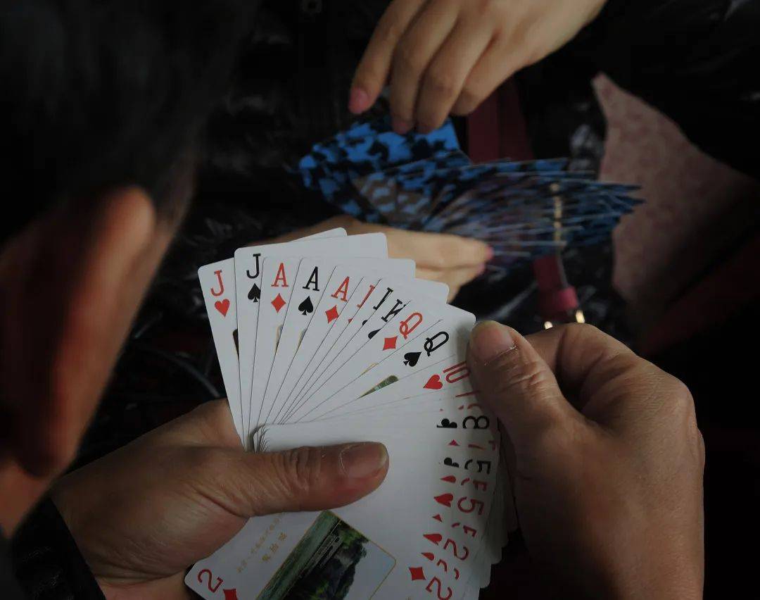 爆火的掼蛋,中年人的破冰游戏_炸弹_扑克_社交