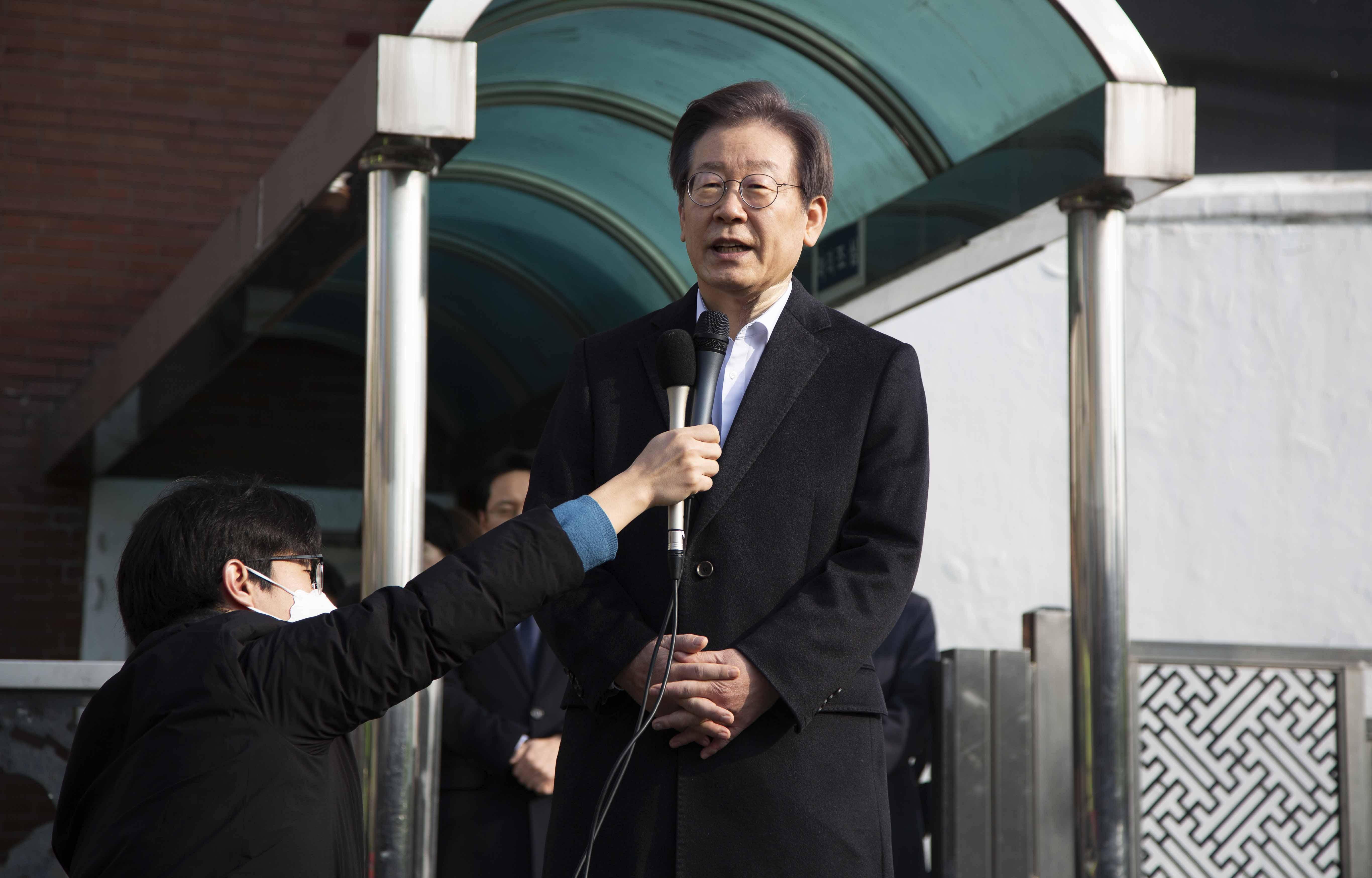 韩国最大在野党党首李在明出院_新华社_讲话_治疗