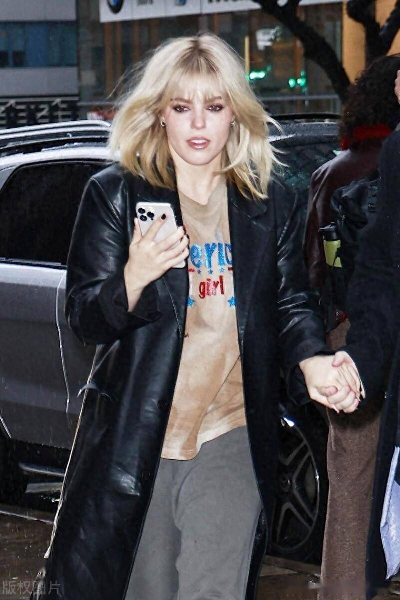 街拍:芮妮-拉普黑色皮大衣 印花t恤 阔腿裤酷飒潇洒_休闲_美国纽约