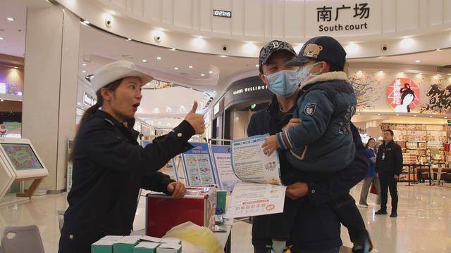 110中國人民警察節:武漢經開區交通大隊進商圈,送平安_宣傳日_自行車