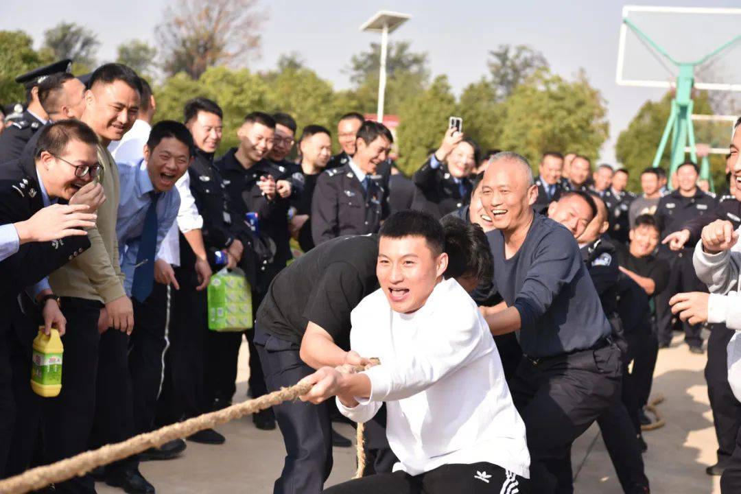 省小龍潭監獄組織幹警參觀分監獄舊址,榮譽室,詳細瞭解了監獄的發展