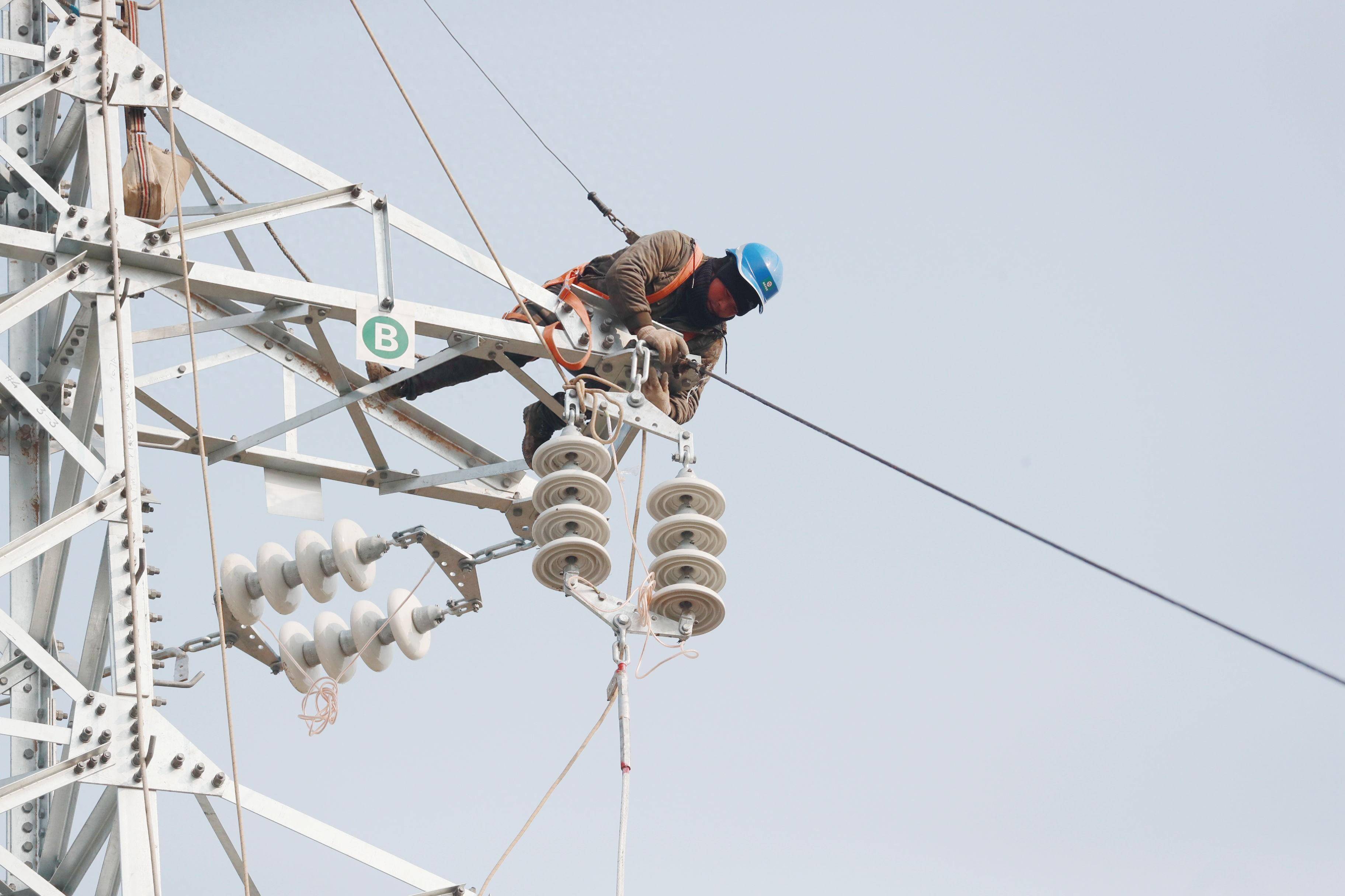 安徽涡阳:"三九"施工保供电_电力_电网_作业