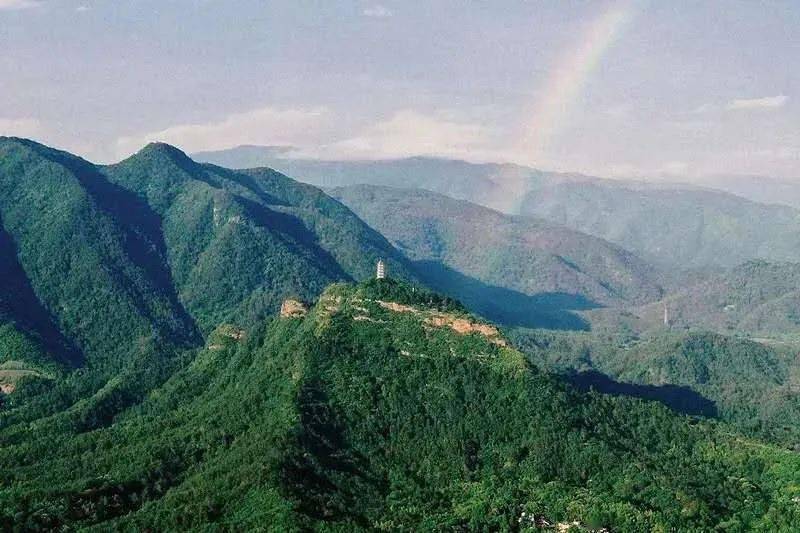 天台山台州天台山蜿蜓於東海之濱,是國家級風景名勝區,國家5a級旅遊區