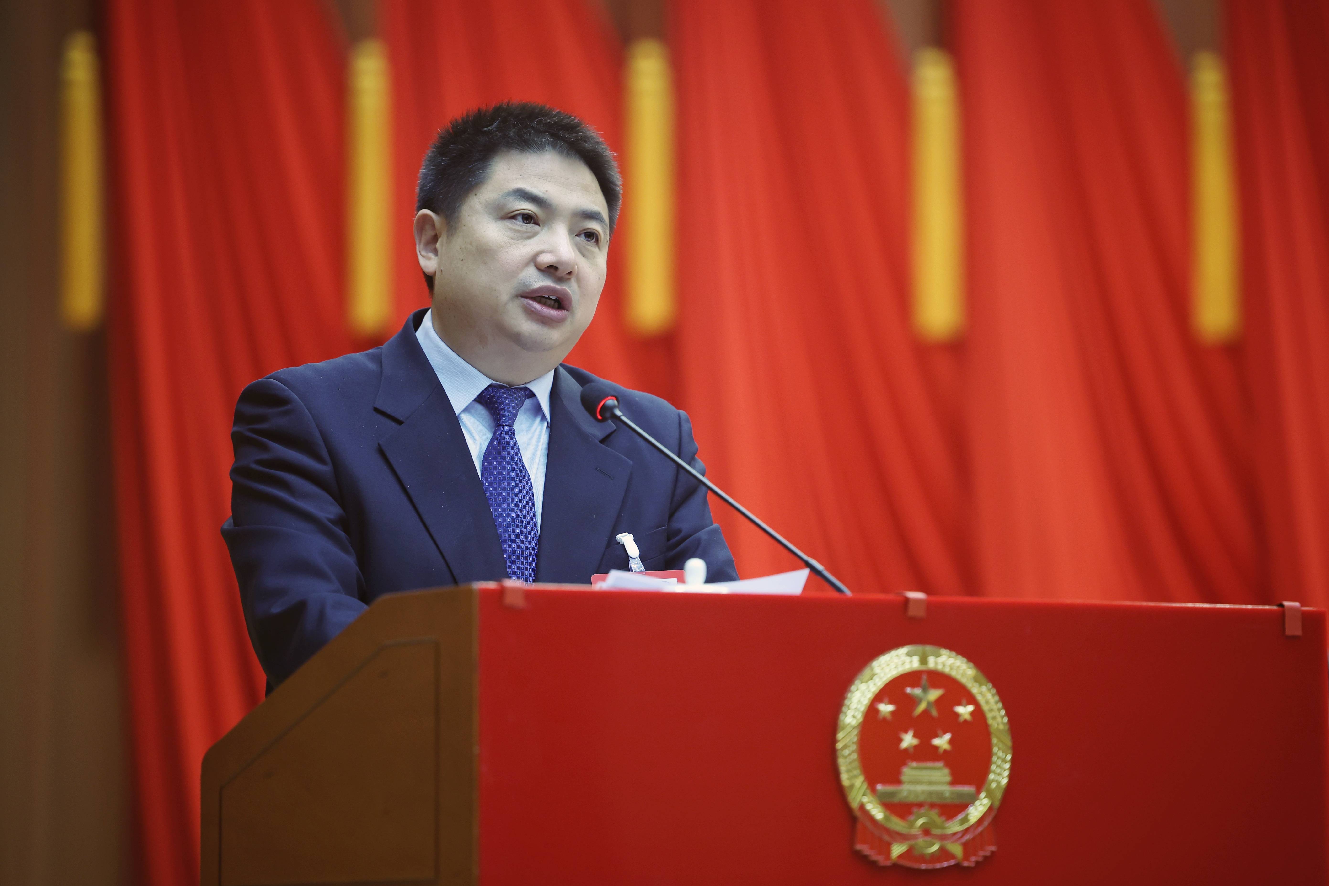 1月11日,平谷区区长狄涛在平谷区"两会"上,作政府工作报告.