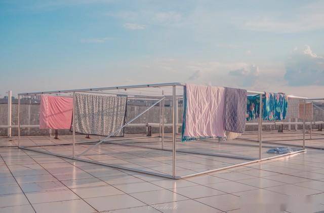 例如,在阳光充足的露台或阳台晾晒,可以加速床单被罩的干燥.