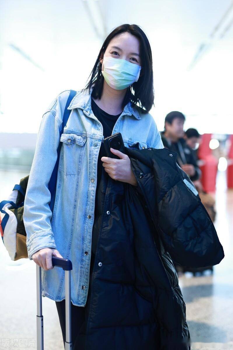 街拍:张梓琳牛仔衬衫 黑色紧身长裤 黑色羽绒服低调十足_上海_机场
