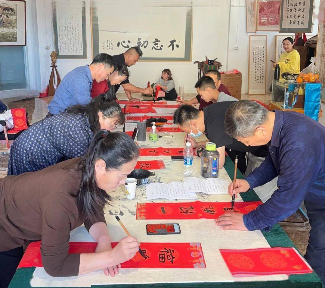 我们的节日·春节▏墨香浓郁迎新春 书写春联送万福 第1张