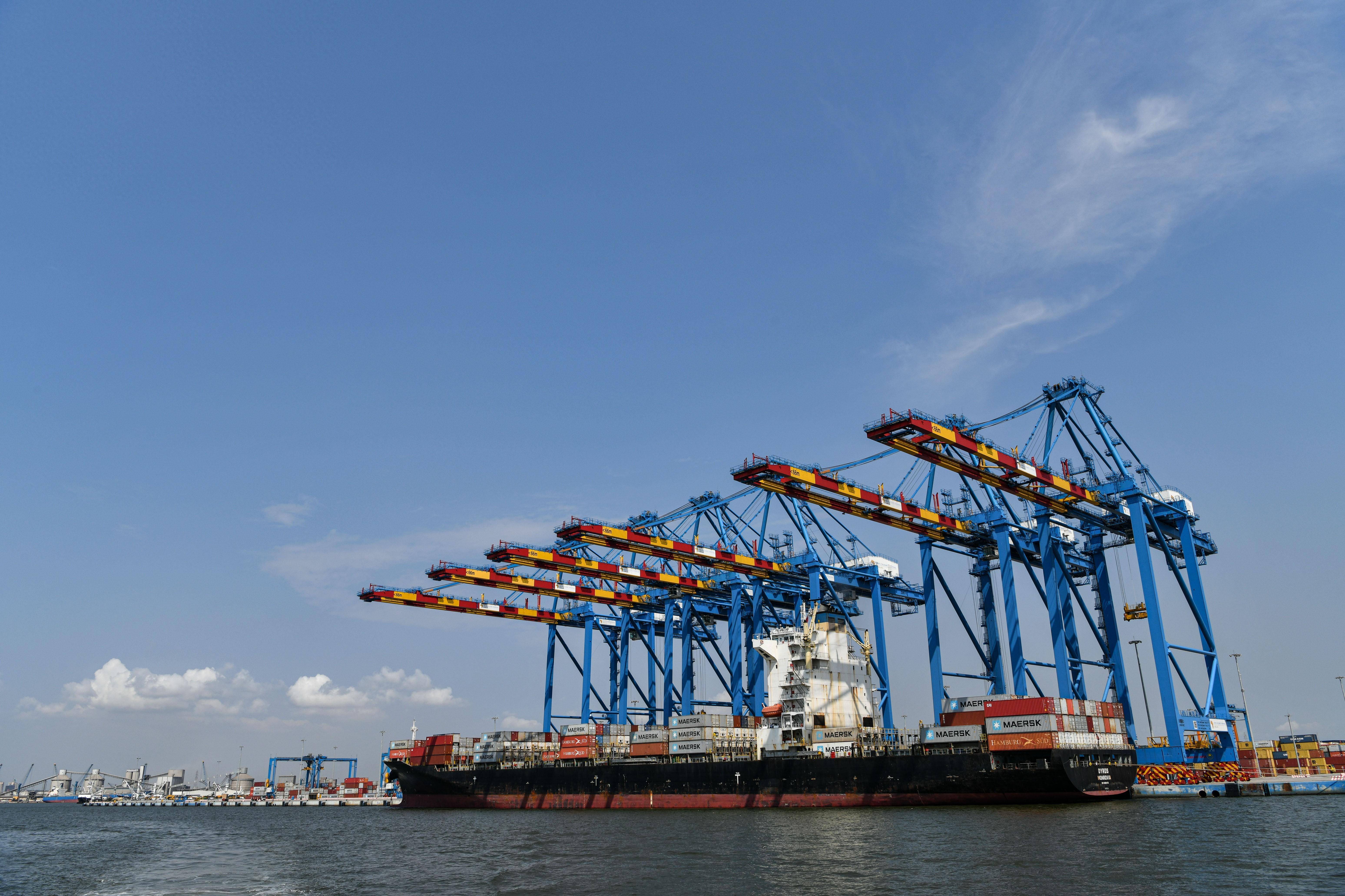 探访科特迪瓦阿比让港口扩建项目_韩旭_新华社_码头