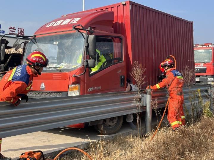 貨車司機被卡在護欄和車之間,服務區緊急救助_車輛_駕駛員_司乘