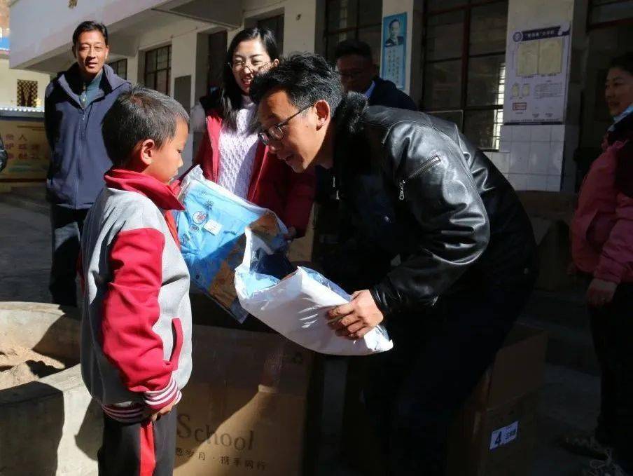 发放仪式上,丽江市司法局党委书记,局长王平生表示希望通过捐赠校服的