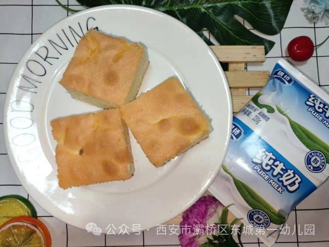 牛奶 蘇打餅乾晚餐玉米糝番茄菜花臘汁肉夾饃幼兒飲食關乎孩子的成長