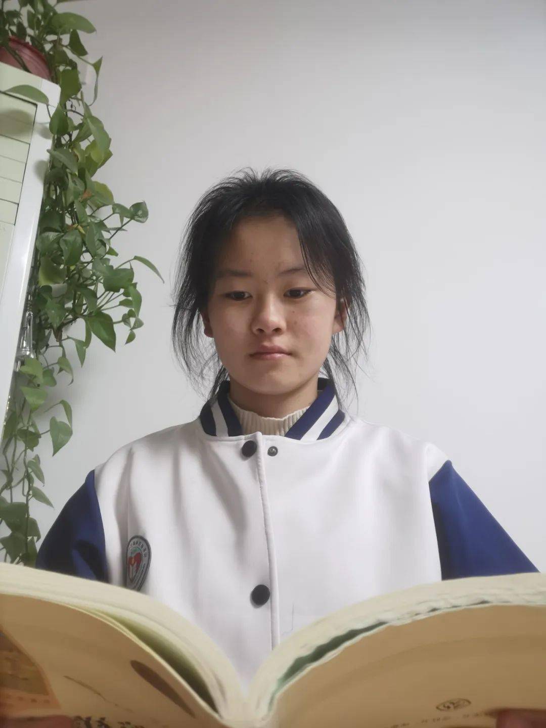 曾怡然宣传委员和语文课代表性格活泼开朗积极乐观她会尽我所能