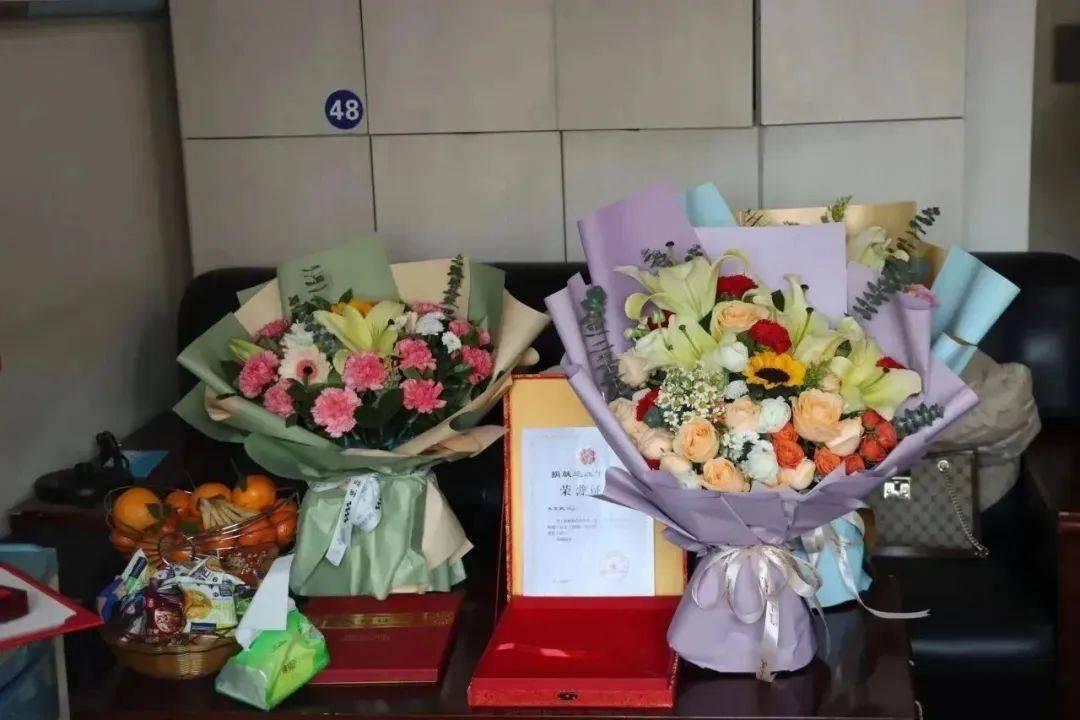 并送上鲜花,果篮,慰问金等,对他乐于助人