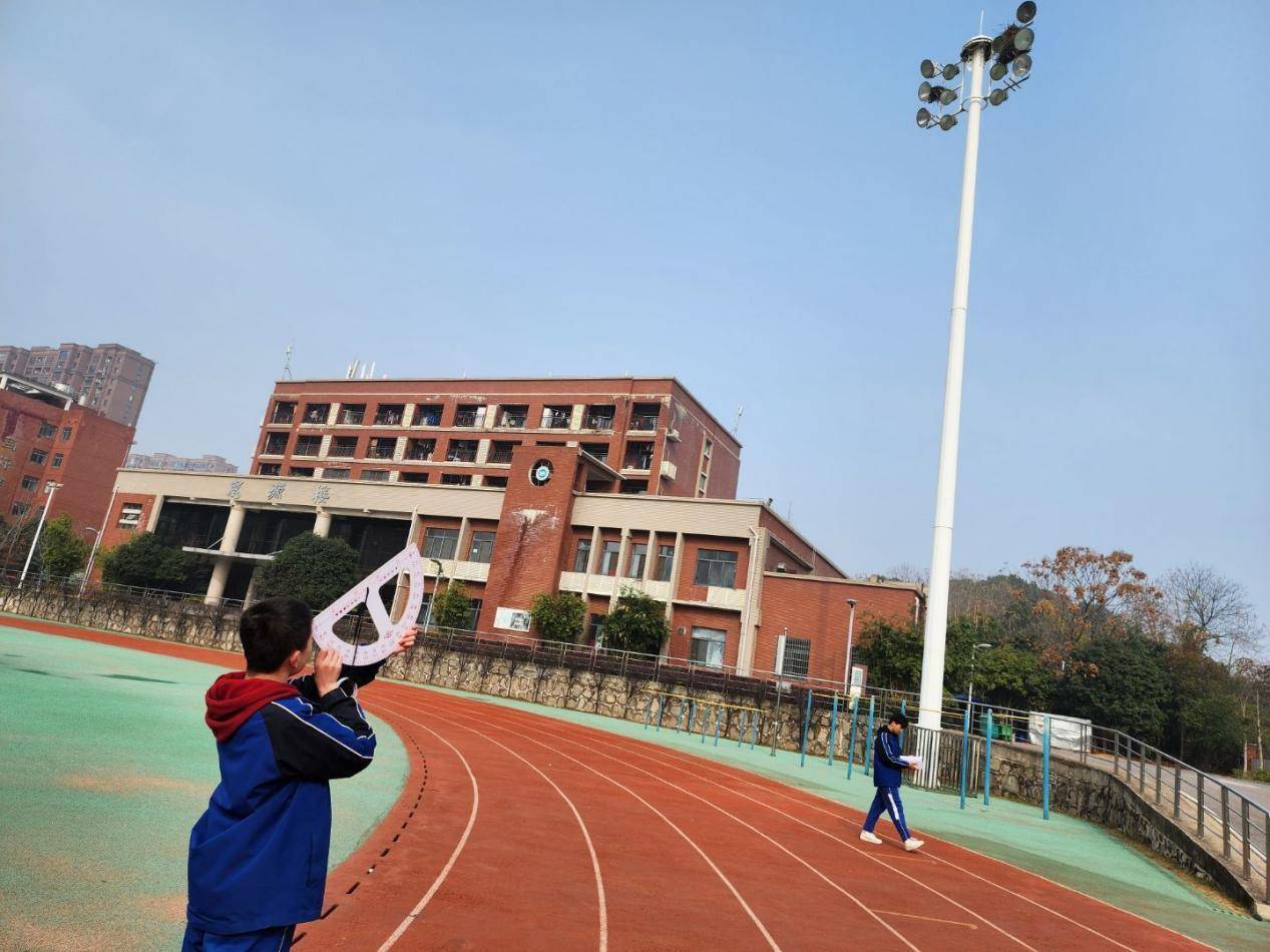 "我们组量得足球场边灯柱的高度为22.9米.