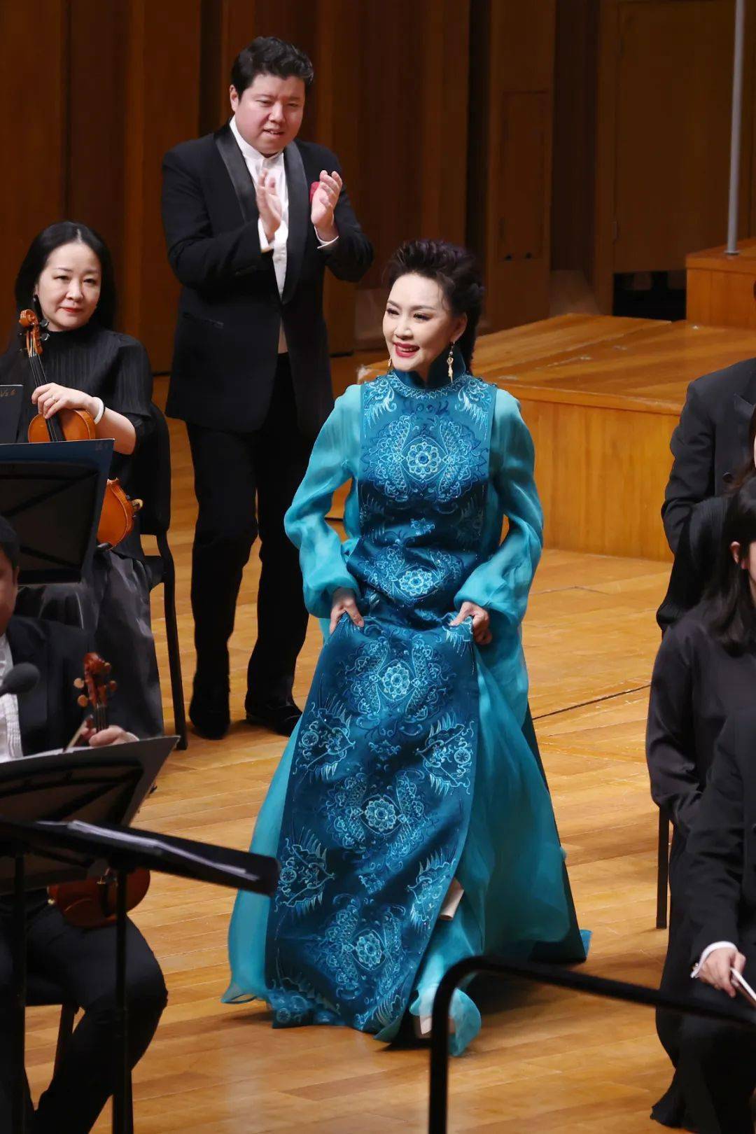 个月前中国爱乐乐团2024新年音乐会上有过惊艳亮相的女高音歌唱家方琼
