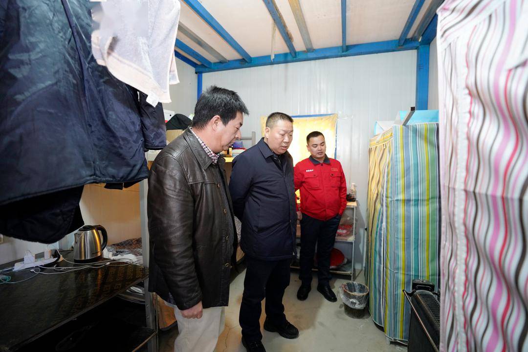 墨竹工卡县的崇山峻岭之间,云南建投的旗帜随风飘扬,高原铁军像迎风